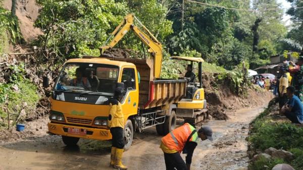 Alat Berat Diturunkan Evakuasi Longsoran Jalan di Selagedang Cibeber