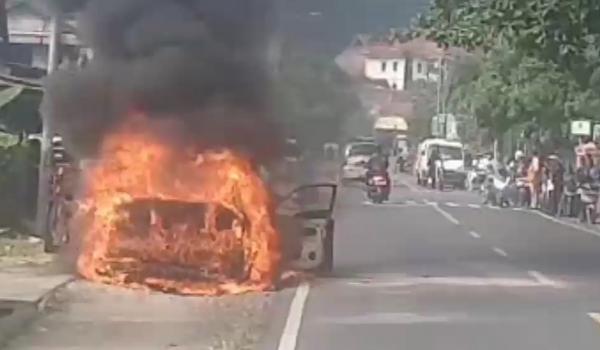 Diduga Korsleting, Mobil Sedan di Pangandaran Ludes Terbakar