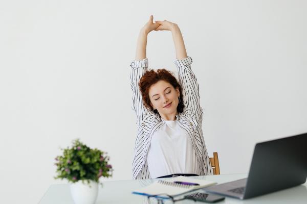 Yuk Lakukan 6 Pose Yoga di Meja Kerja, Hilangkan Stres dan Tetap Enerjik