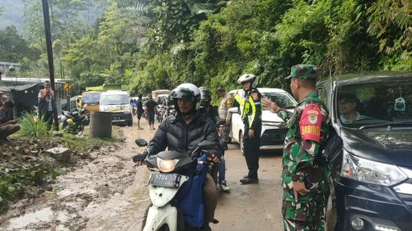 Satlantas Cianjur, Akses Jalan Utama ke Cisel Tertutup Longsor Arus Lalin Masih Buka Tutup
