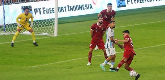 Indonesia vs Argentina 0-2, Dua Kali Lemparan Arhan Nyaris Bobol Gawang Martinez