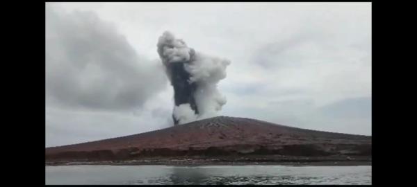 Detik-detik Gunung Anak Krakatau Erupsi Semburkan Abu 1,5 Km