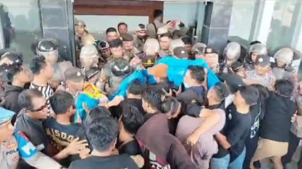 Ratusan Warga Desak Bupati Konut Mediasi agar PT Antam Pekerjakan Warga Lokal di Blok Mandiodo