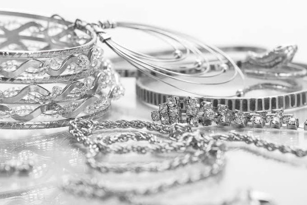 Jangan Pakai Pemutih, Begini Cara Bikin Perhiasan Perak Kembali Kinclong