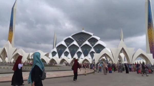 Pengunjung Masjid Al Jabbar Kini Gratis Biaya Parkir
