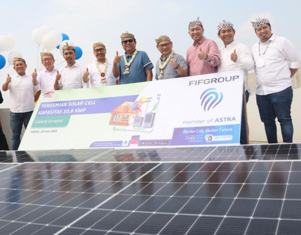 Solar Panel Pengganti Listrik Konvensional  Dipasang di Surabaya, Bentuk FIFGROUP Dukung Energi Baru