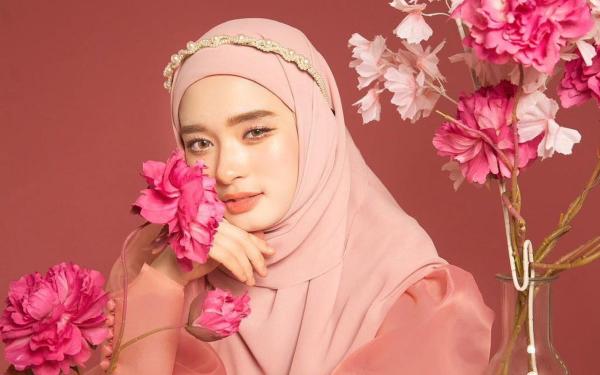 Outfit Serba Pink Inara Rusli, Gabungan Keanggunan dan Syariah ala Song Hye Kyo!