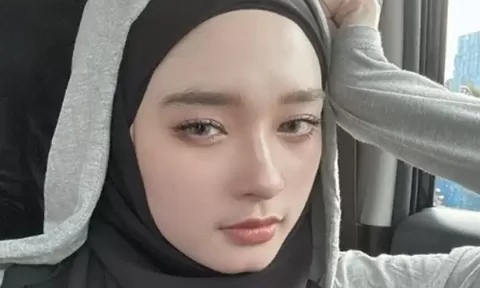 Pamer Tanpa Hijab, Inara Rusli Dicibir Habis oleh Netizen