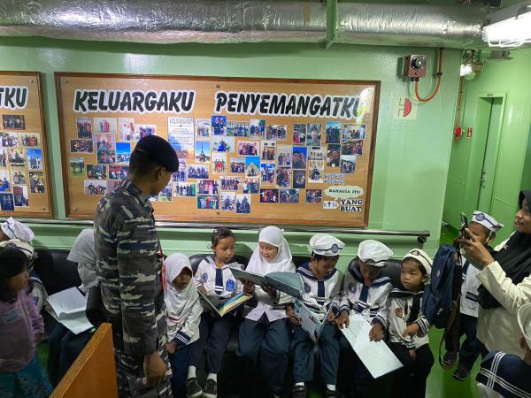 Hadirkan Perpustakaan Terapung, TNI AL Dukung Cerdaskan Anak-Anak Daerah Pesisir Timur Indonesia