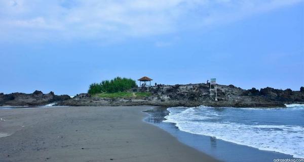 6 Pantai Tersembunyi di Garut, Ada yang Mirip Tanah Lot Pulau Dewata Bali