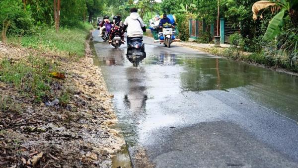 Awas Pipa PDAM di Wirosari Grobogan Bocor, Pengguna Jalan Khawatir Slip