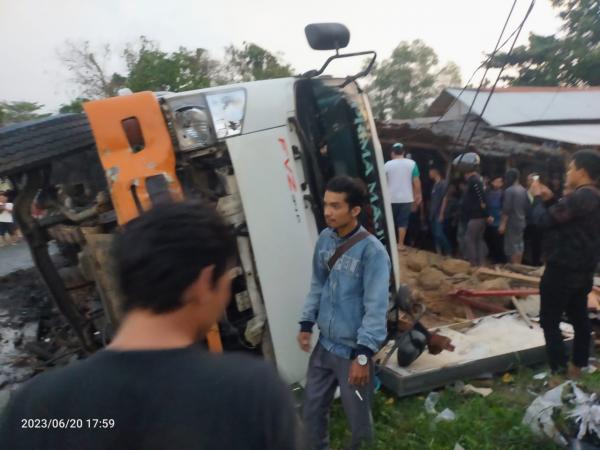 Breaking News! Truk Muatan Tanah Hantam Warung di Depan RSUD Banten, 3 Orang Tertimbun