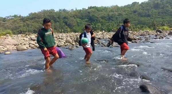 Jembatan Putus Siswa SD di Bungbulang Garut Sebrangi Sungai Untuk Sekolah
