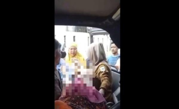 Viral Ibu di Pandeglang Melahirkan di Dalam Mobil Pick Up, Bayinya Kembar