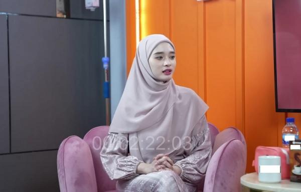 Inara Rusli Dicibir Netizen Gegara Nekat Pamer Foto Tanpa Hijab, Begini Reaksinya