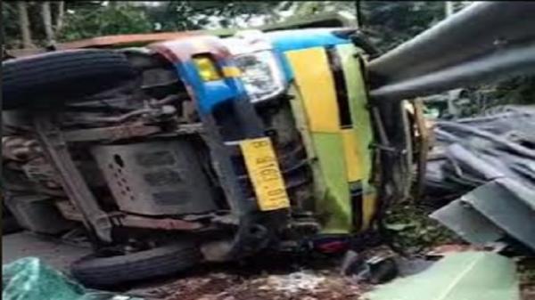 Tragis! Truk Tabrak Pembatas Jalan di Cisolok Sukabumi, Sopir Tewas Terlempar ke Luar