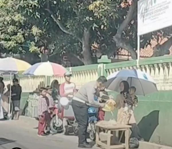 Video Polantas Kuningan Borong Pedagang Kerupuk Bikin Terharu, Netizen: Polisi Panutan