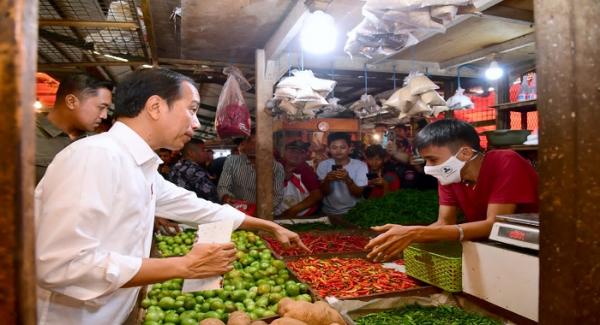 Pastikan Harga Kebutuhan Pokok Stabil Jelang Idul Adha, Jokowi: Saya Cek Terus