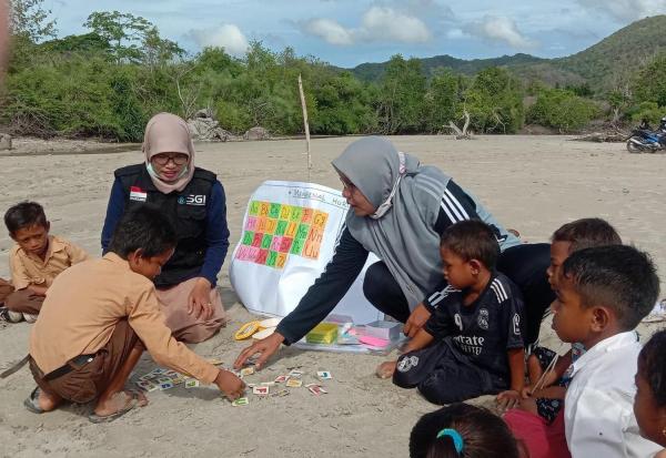 Siasat Cerdik Guru di NTB Agar Siswa Belajar, Sekolah di Pantai Manfaatkan Pasir Jadi Papan Tulis