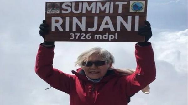 Ini Rahasia Nenek 71 Tahun Asal Bekasi Berhasil Mendaki Gunung Rinjani