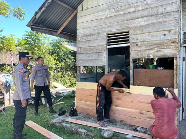 Polisi Bedah Rumah Warga Miskin di Pidie Jaya