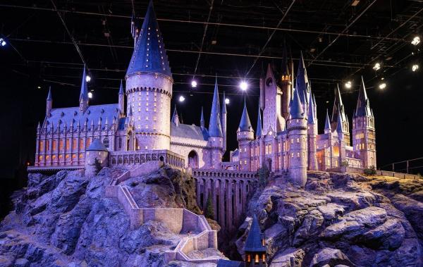 Alohomora! Sekolah Sihir Hogwarts di Film Harry Potter Resmi Buka di Jepang