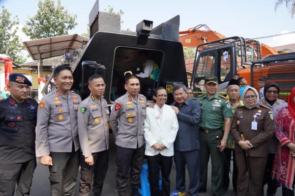 Peringati HUT Bhayangkara ke-77, Ratusan Anak di Garut Dikhitan Massal dalam Rantis Barracuda