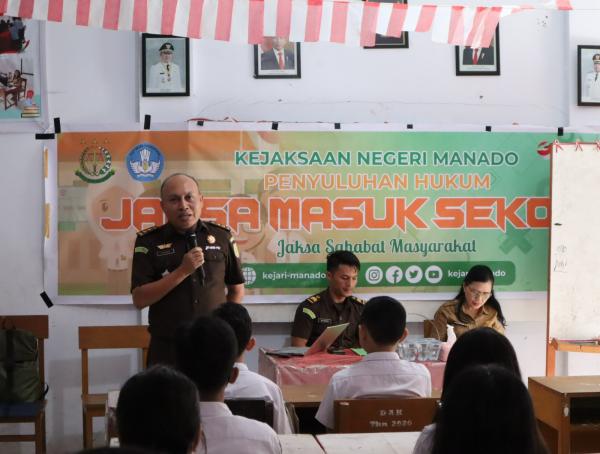 Kejari Manado Beri Penyuluhan Hukum di SMP Negeri 5 Manado