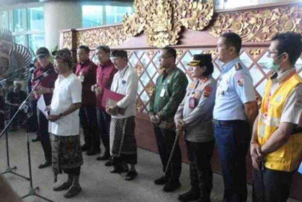 Kapolres Bandara Ngurah Rai Dampingi Gubernur Bali Sambut Menkumham Tinjau Penempelan Brosur Paspor