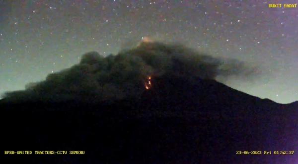 Gunung Semeru Luncurkan Awan Panas Guguran 3.500 Meter ke Arah Tenggara Curah Kobokan