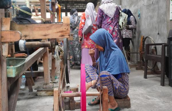 Pertamina Lubricants Ajak Masyarakat Belajar Communal Branding Produk Kain Tenun Wedani