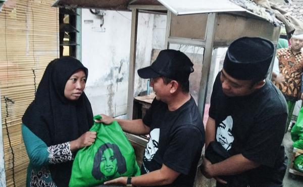 Jumat Berkah, Gus Lilur Bagi-bagi Sembako untuk Lansia di Kelurahan Simolawang Surabaya