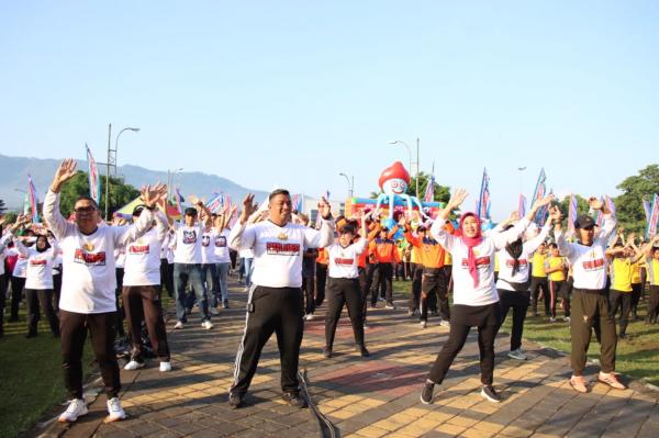 Meriah, Olahraga Bareng Polres Banjarnegara di Alun-alun Banjarnegara