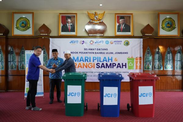 JCI Gelar Edukasi Pemilahan Sampah di Ponpes Bahrul Ulum Jombang