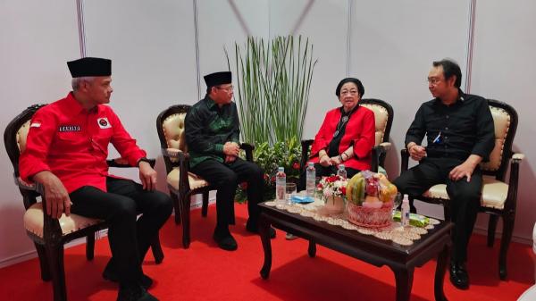 Peringati Bulan Bung Karno, Ganjar Pranowo Bertemu Megawati di Stadion