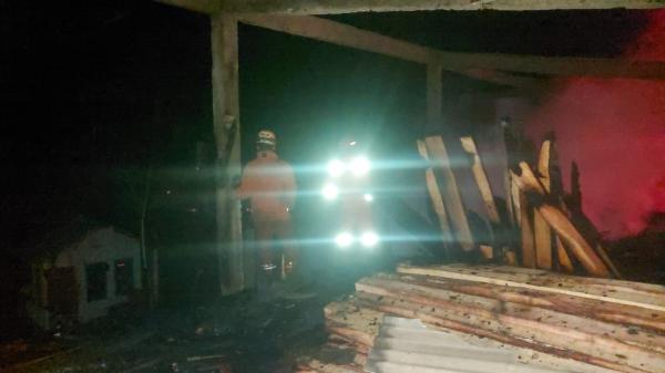 Kebakaran Pabrik Pengolahan Kayu di Tanjungjaya Tasikmalaya Diduga dari Puntung Rokok