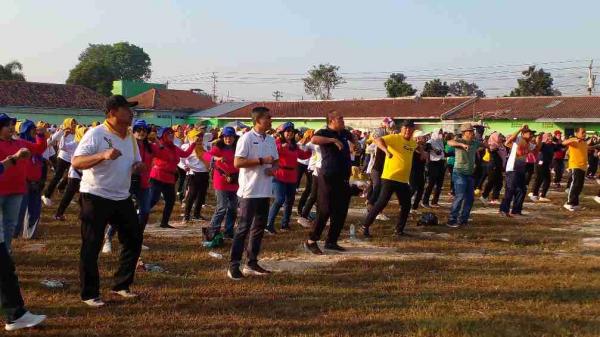 Ikuti Senam Bersama Masyarakat Jaten, Bupati Karanganyar Ajak Pengunjung Menyanyi dan Bagi Saweran