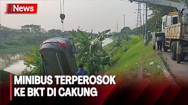 Diduga Ban Selip, Minibus Nyemplung ke Banjir Kanal Timur di Cakung