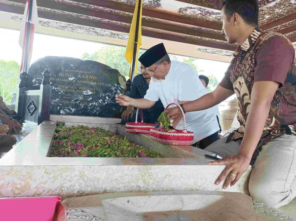 Ziarahi Makam Bung Karno di Blitar, Kakak Ketua Umum Airlangga Siap Menangkan Golkar Dapil 6