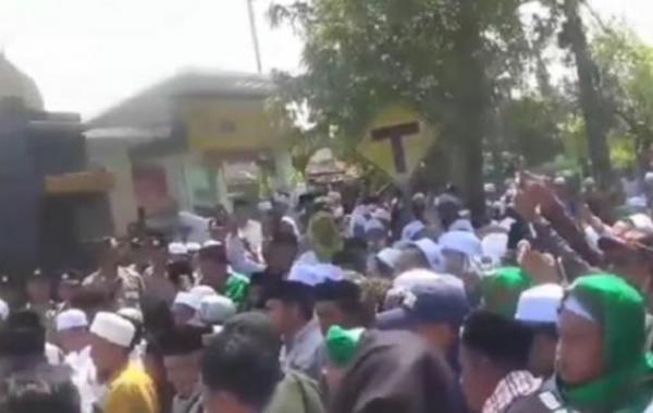 Desak Pemerintah Tutup Ponpes Al Zaytun, Ratusan Umat Islam Kepung Kemenag Sampang