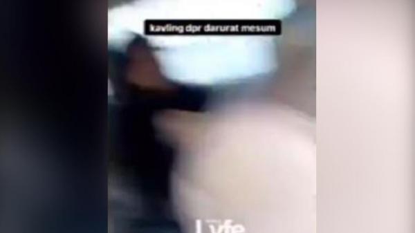 Viral! Pasangan Remaja Diduga Mesum di Dalam Mobil, Perempuan Sudah Membuka Baju dan Celana