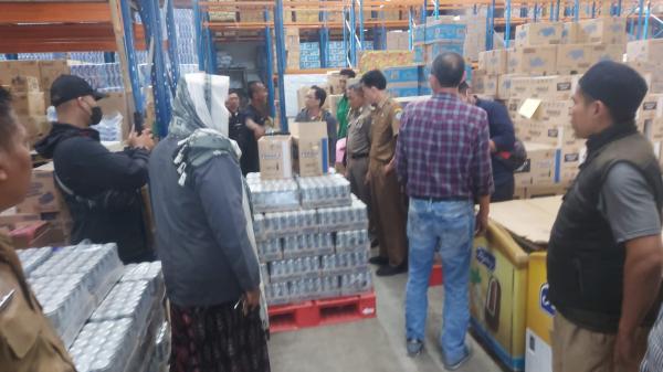 Satpol PP, Polisi dan Ormas Islam di Tasikmalaya Gerebek Gudang Miras, 9.432 Botol Disita