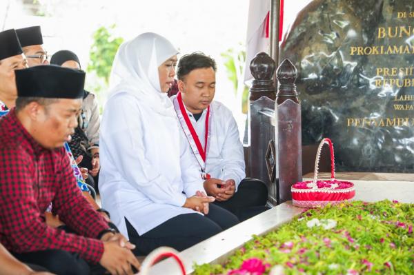 Gubernur Khofifah Ziarah Makam Bung Karno Bersama Pimpinan Mahasiswa Cipayung Plus Jawa Timur