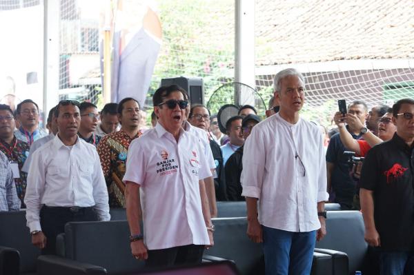 Ganjar Pranowo Salut dengan Deklarasi 1.000  Pengacara di Lapangan Perkampungan
