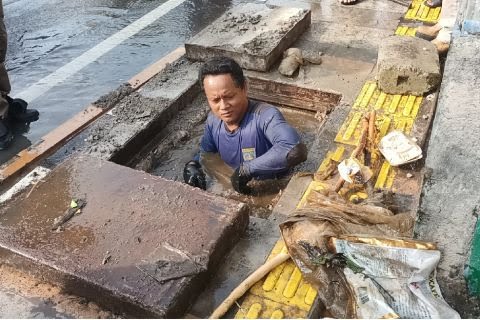 Gorong-gorong Tersumbat Sampah, Jalan Raya Kartini Depok Macet Karena Banjir