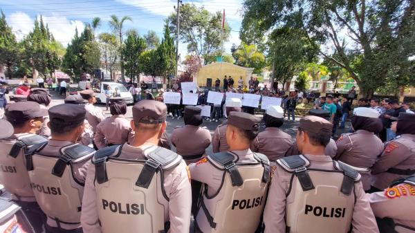 Tidak Puas Kinerja PJ Bupati, Puluhan Warga Aceh Tengah Demo DPRD