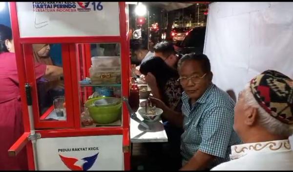 Anang Iskandar Bersantap Ria, Nikmati Bakso dari Gerobak yang Diberikan Perindo di Surabaya