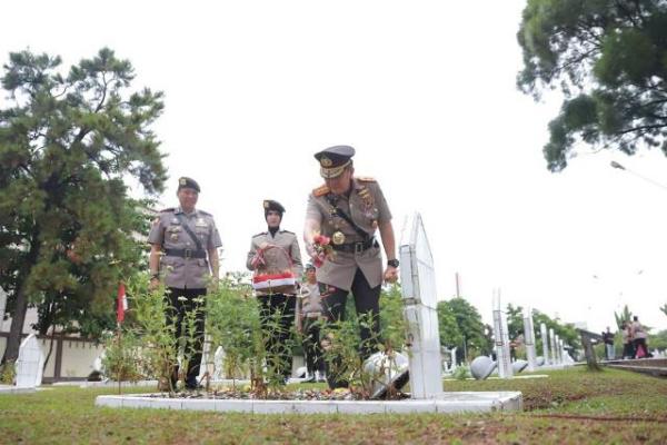 HUT Polri, Kapolda Tabur Bunga di Makam Pahlawan