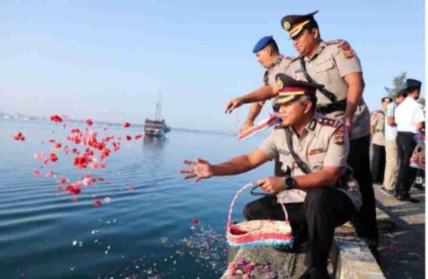 Sambut Hari Bhayangkara ke-77, Polda Bali Lakukan Tabur Bunga untuk Hormati Para Pahlawan