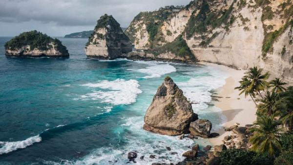 Yuk, Liburan ke Diamond Beach Nusa Penida, Ada Pemandangan Eksotis Bebatuan Karang Mirip Permata 